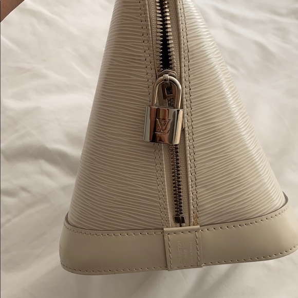 LV Alma bag.  Cream leather - Picture 7 of 8